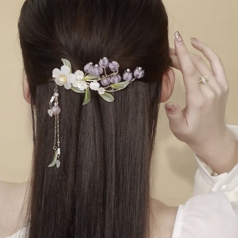 Pearls Are in the Hair This Spring